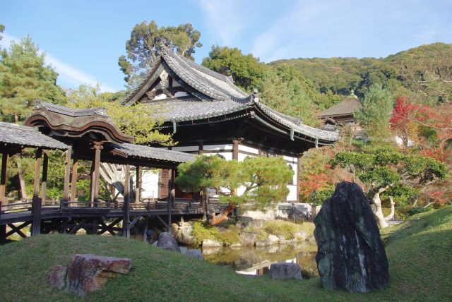 ２つの池の間にある建物です。