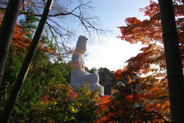 林間に大きな霊山観音が姿を現す。