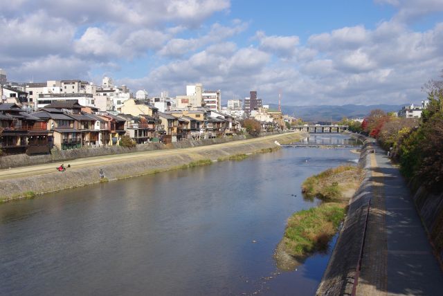 鴨川の三条大橋方面を望む。