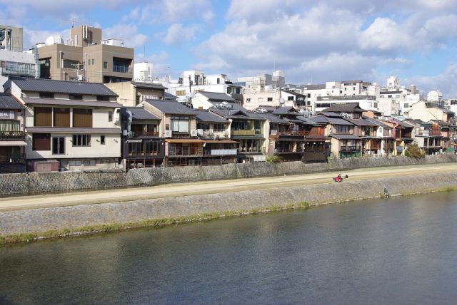 花街先斗町に連なる店舗群。夏には川床がせり出す。