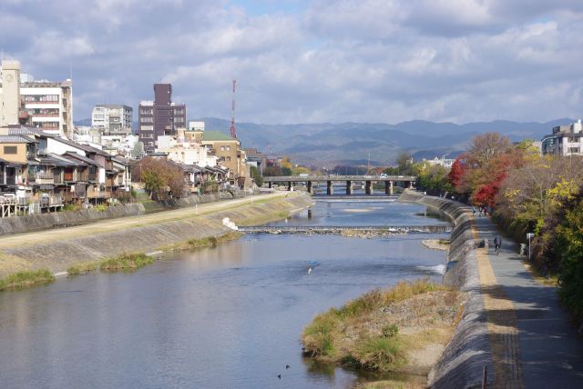 三条大橋やその先の山並み。