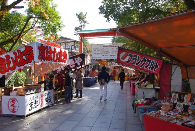 露店から良い香りが漂う。