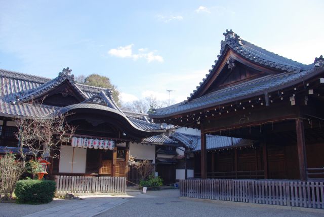 南楼門横に斎館。