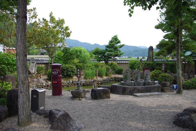 静かな里山風景の中、コンパクトな境内。