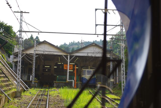 宝山寺駅へ到着。さらに上に行く山上線は独立した路線になっている。