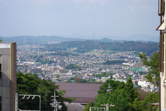 駅舎を出る。山の中腹ながら標高が高く眺めが良い。