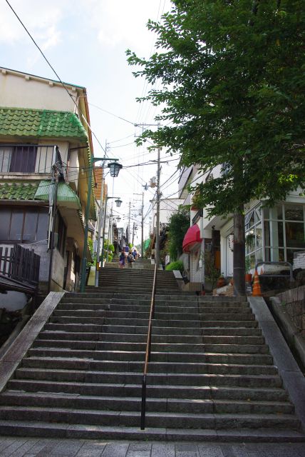 旅館やお店が並ぶ階段を登る。ひと気はあまりなく静か。