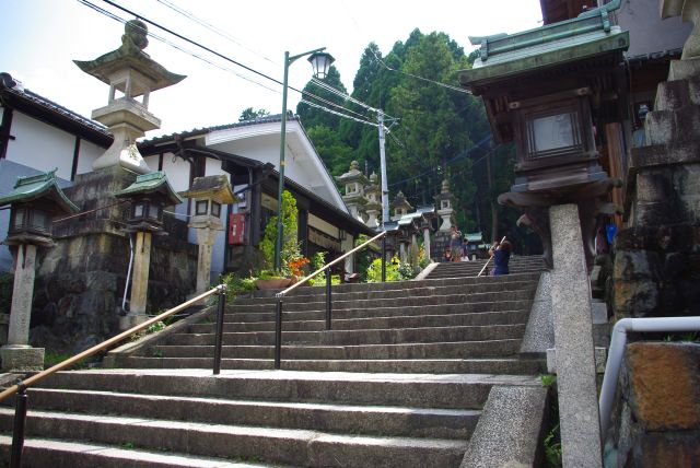 駅からでも階段登りは疲れます。