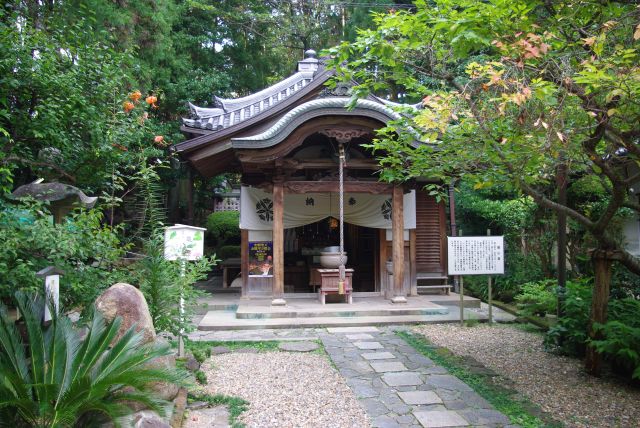 横には1769年に建てられた開山堂。湛海律師の木造が祀られる。