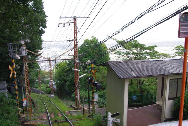 途中駅、ヒグラシの声が響く。標高が高い風景。