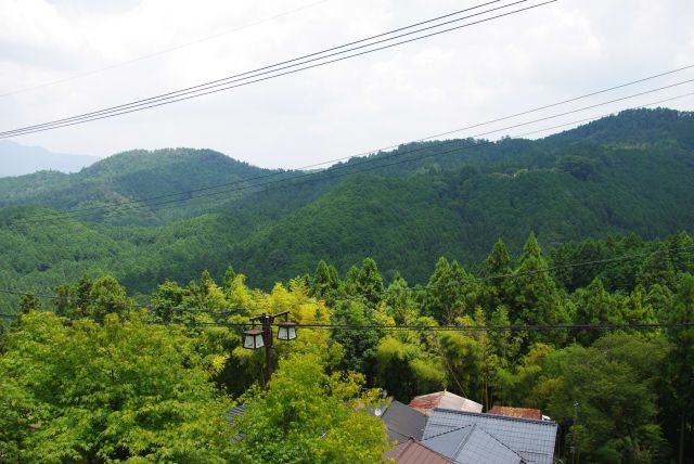 標高が高く山並みが続く風景。