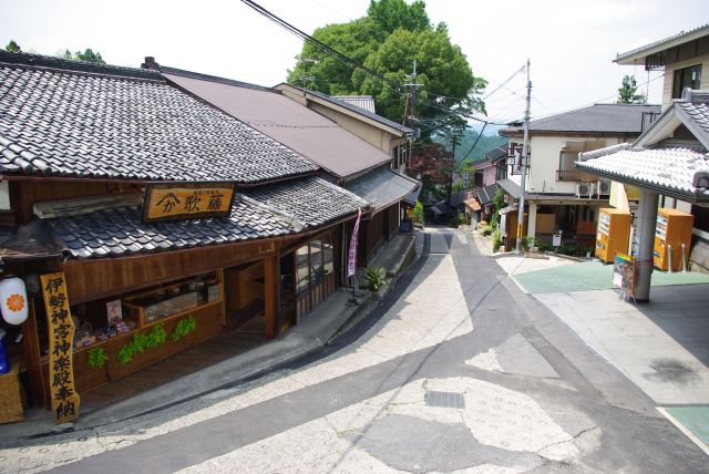 風情のある建物が続く。