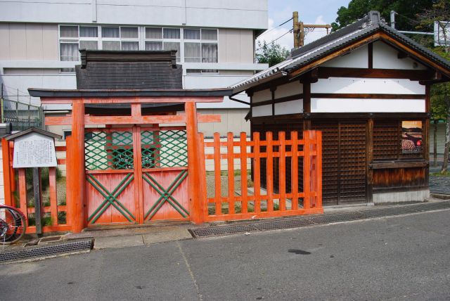 猿沢池に投身した采女（うねめ）の霊を慰める采女神社。