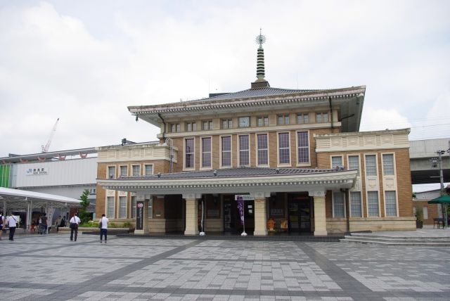 駅横の観光案内所。高架化する前の駅の駅舎だったらしい。