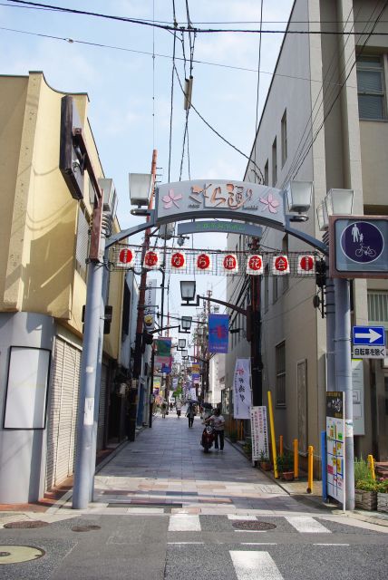 左のさくら通りの先は近鉄奈良駅。曲がらず直進すると猿沢の池、興福寺。