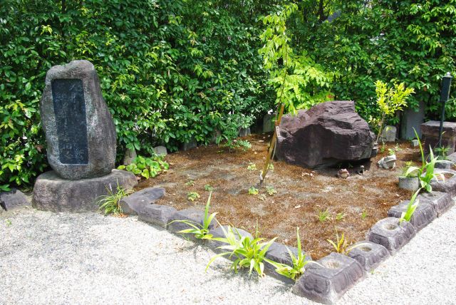 風彦句碑とかえる石。