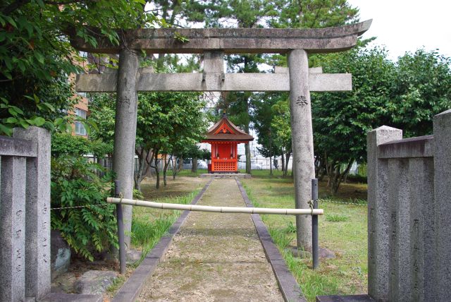 住宅横の簡素な神社。