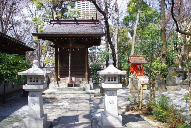 奥には大鳥三社と稲荷神社。