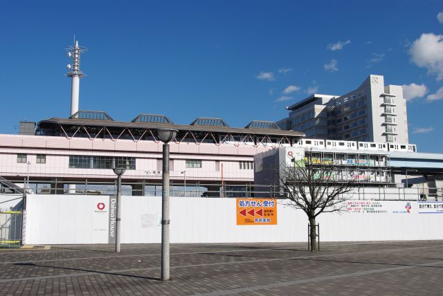 すぐ横にゆりかもめの有明駅。