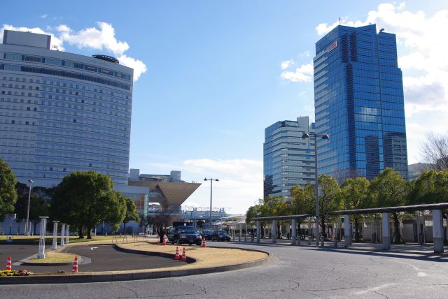 駅前は広々としたロータリー。