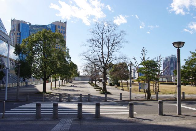 ビル間の公園ベンチで憩う人々の横を抜ける。