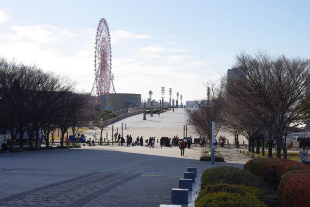 その先は夢の大橋。道に人が集まっています。