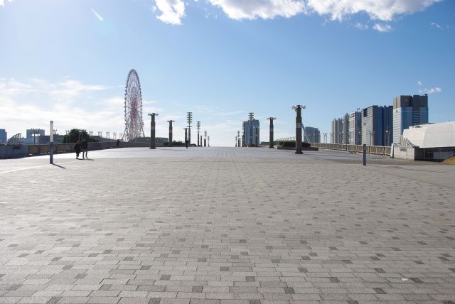 有明と台場を結ぶとても幅広い夢の大橋。