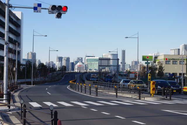 豊洲市場へ渡る富士見橋に向かいます。その先には晴海、新橋方面の風景。