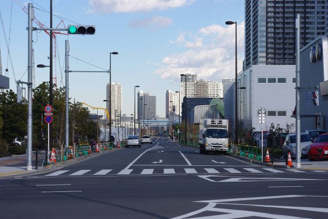 横道の先は有明テニスの森方面。マンションが増えるためか小学校を建設中。