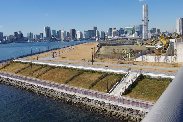 豊洲市場の海岸沿いに公園が造成中。