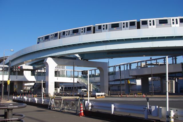 ゆりかもめが市場前駅へと曲がる。