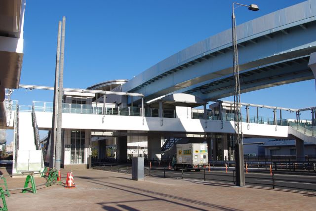 市場前駅（しじょうまええき）は市場建設前からありました。手前の歩道橋はまだ使えない。