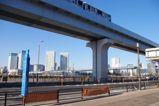 ゆりかもめと未稼働のバス停。左側は空き地。