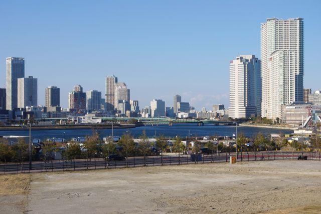 ここも周囲が空き地で眺めが良い。月島、豊洲方面。