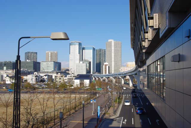 ビルが密集する豊洲駅方面へと続く。