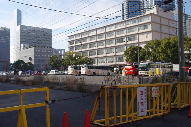 隣はかつて荷捌き場があったのが今は駐車場。