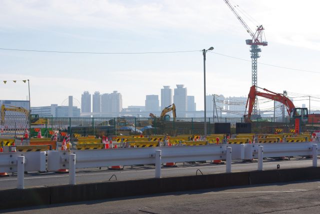 工事現場の向こうにはお台場の風景。