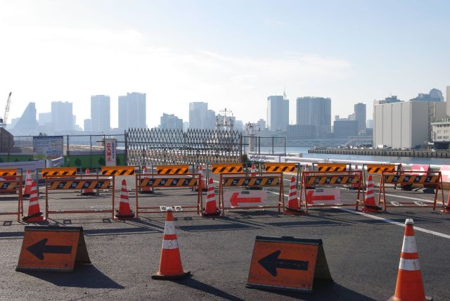 臨海消防署前はＴ字路で海側が行き止まり。