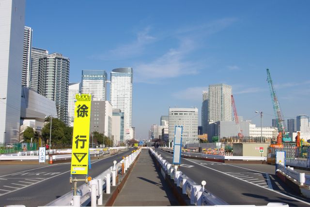 横断歩道を渡ります。