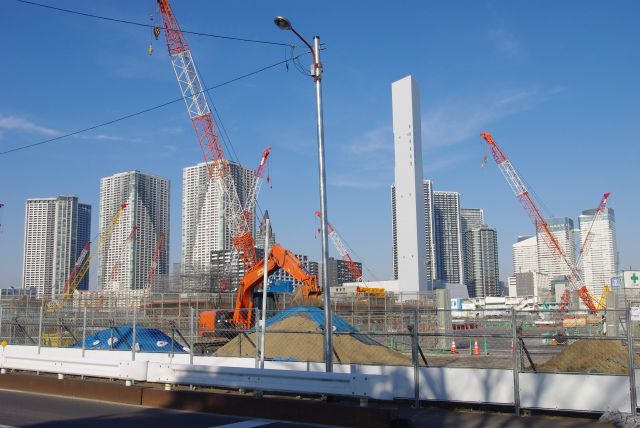 一帯が広い空き地から工事中の雰囲気へと変化した晴海埠頭。