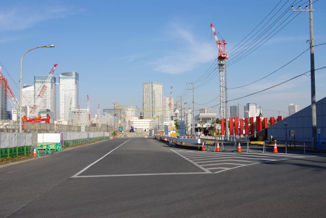 元のメインルート、南岸の道路は塞がれました。