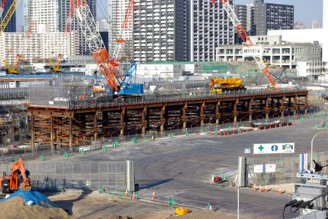 地面を掘り下げて深く建物の基礎を築く。