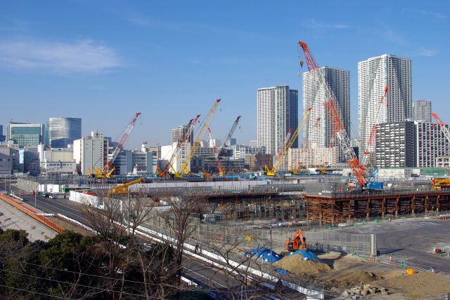 豊海側の区画にも沢山のクレーン群が立ち並びます。