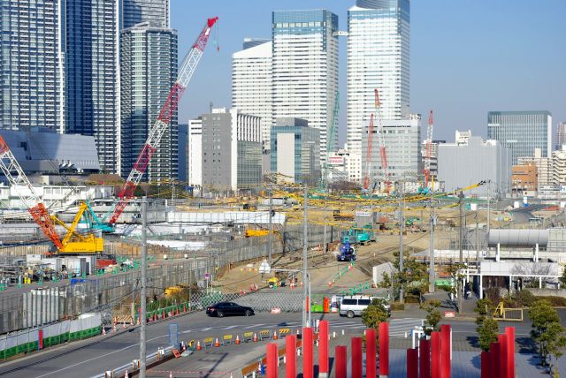 道路を含んで一帯は工事中。