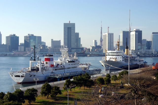 隣の公園に接岸する船。