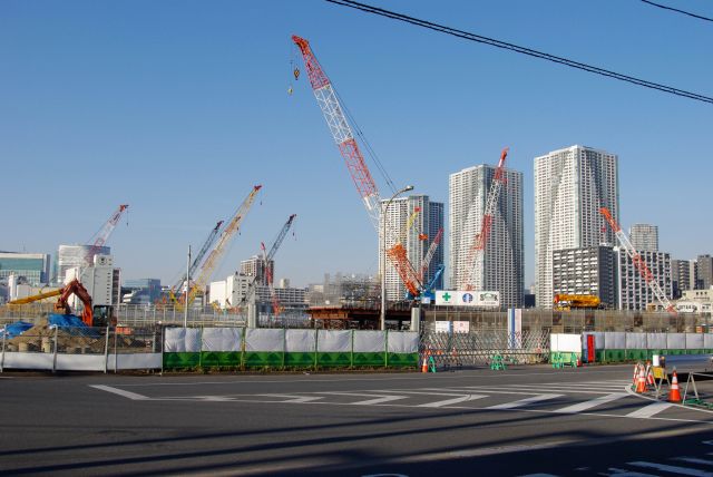 晴海客船ターミナルへ。以前と道路が変わり西側の公園沿いの道からアプローチ。