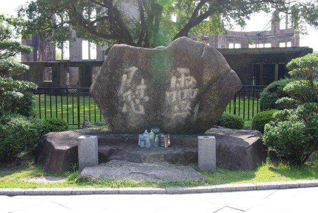 慰霊碑が建っている。通りすがった少年が手を合わせていたのが印象深い。