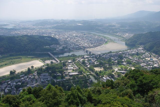 展望室からは錦帯橋や岩国市街が一望できます。