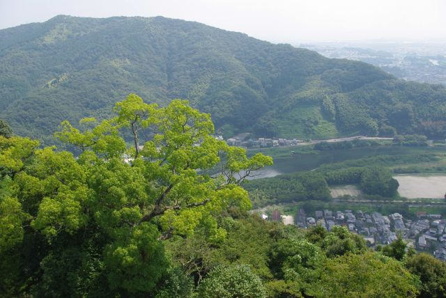 東側には岩国山。