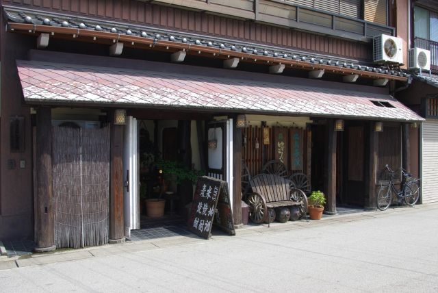 商店エリアへ、歴史のありそうな建物。